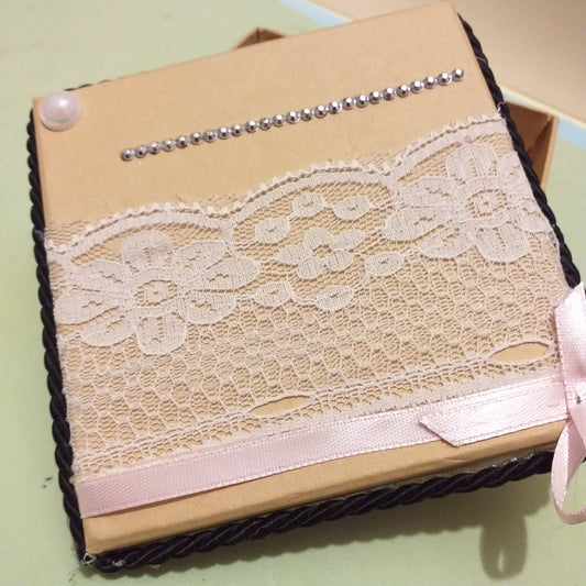 idea scatolina regalo creare con nastro perline cristalli brillantini strass effetto diamantato acrilico argento scrapbooking fai da te e decorazioni Natale
