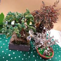 idee regalo perline shop online bonsai piante perle statuette Presepe Natività ai piedi albero bianco della neve, piantina ulivo alberello autunno marrone arancio