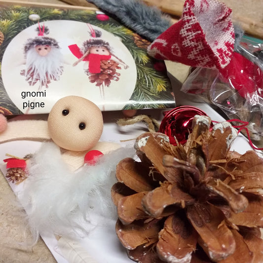 Christmas set do it yourself | Kit lavoretti creativi feltro Natale gnomi folletti con pigne e sonaglio campanellino rosso bambole tubolari mini maglina faccine visi dipinti disegnati capelli juta occorrente spiegazioni