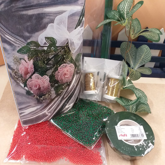 Guida manuale materiale occorrente Kit fai da te perline di conteria veneziane rosse e verdi fili ottone guttaperca nastro verde fioristi steli foglie per rose di Venezia