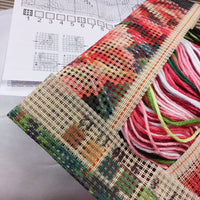 kit canovaccio tela stampata disegnata colorata fili di lana acrilica ago schemi istruzioni per cuscino punto croce da ricamare rose e foglie composizioni floreali