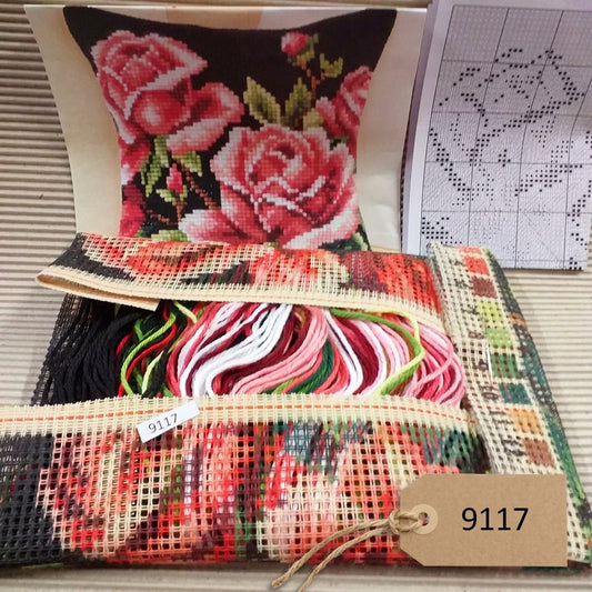 kit canovaccio tela stampata disegnata colorata fili di lana acrilica ago schemi istruzioni per cuscino punto croce da ricamare fondo nero rose e foglie composizioni floreali