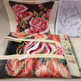 kit canovaccio tela stampata disegnata colorata fili di lana acrilica ago schemi istruzioni per cuscino punto croce da ricamare fondo nero rose e foglie composizioni floreali