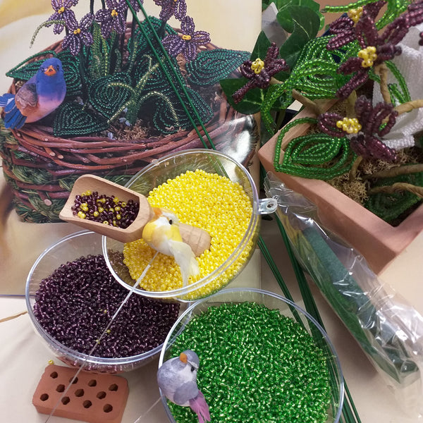 vetrina negozio fai da te hobby kit creare fiori violette di perline veneziane di vetro conteria rocailles perle materiali creativi istruzioni schemi tutorial fotografici
