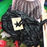 lavori a maglia ciniglia lana Stafil Liana gomitolo 100 g 65 metri filato colore-nero 02 manuale idea mantella copri spalle uncinetto