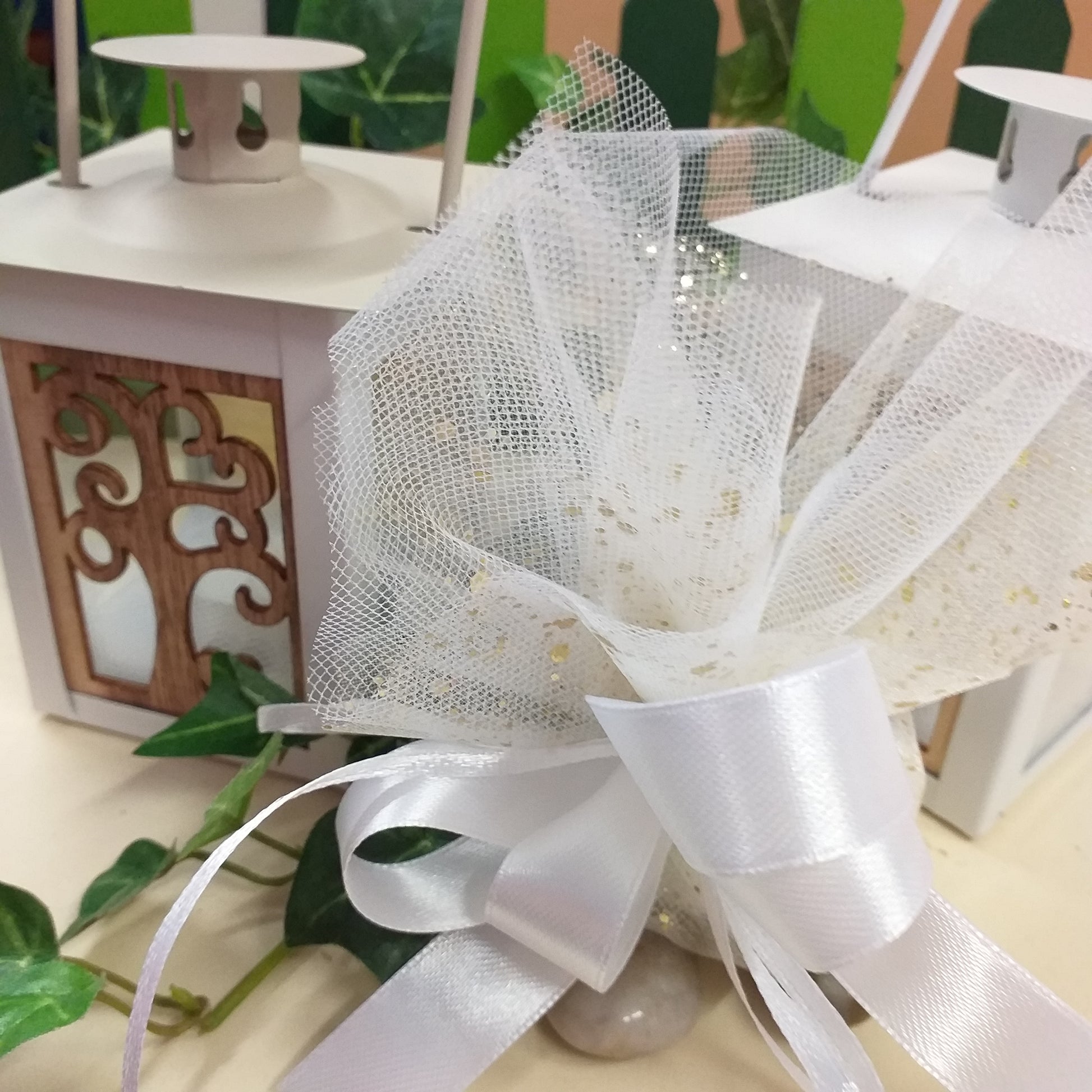 lanterna bomboniera metallo bianco beige albero della vita legno confezionata confetti anniversario di matrimonio venticinquesimo cinquantesimo ricordino nozze