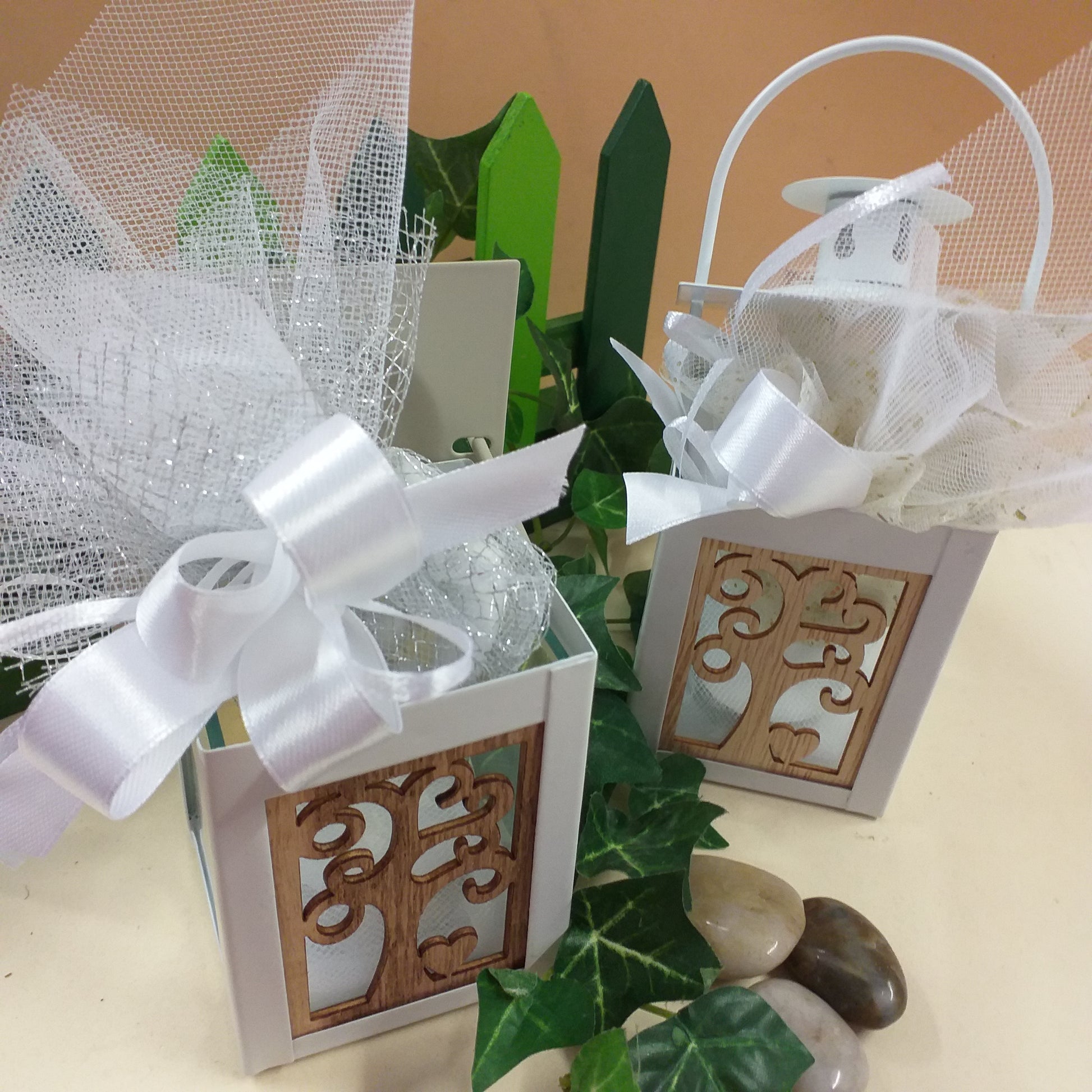 come confezionare o kit fai da te lanterna bomboniera metallo bianco beige albero della vita legno confezionata confetti anniversario di matrimonio venticinquesimo cinquantesimo ricordino nozze oro argento