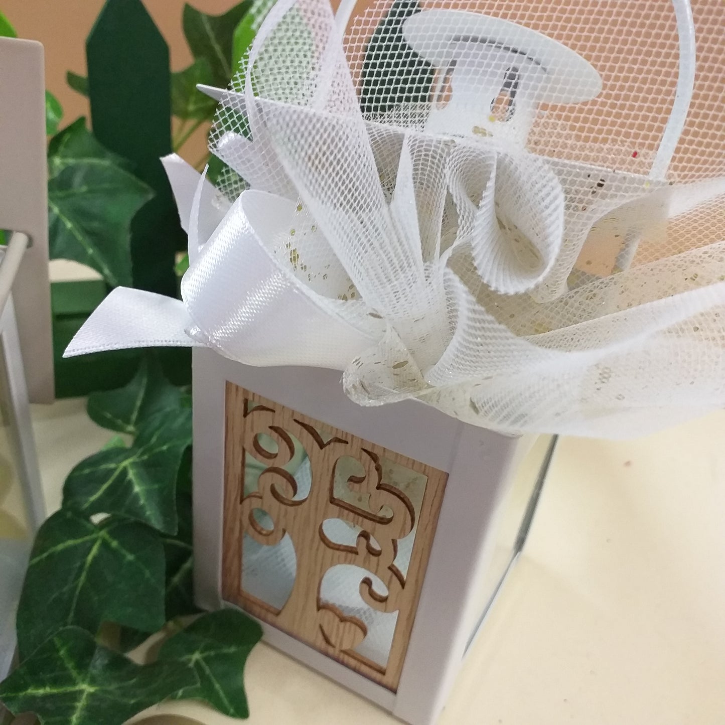 lanterna bomboniera metallo bianco beige albero della vita legno confezionata confetti anniversario di matrimonio venticinquesimo cinquantesimo ricordino nozze d'oro 50°