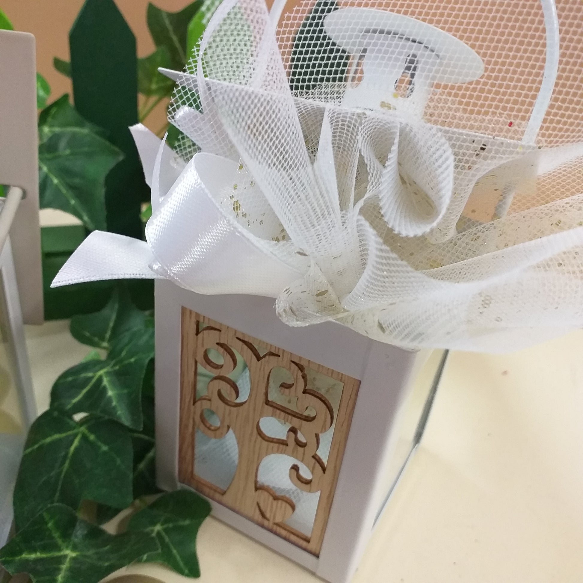 lanterna bomboniera metallo bianco beige albero della vita legno confezionata confetti anniversario di matrimonio venticinquesimo cinquantesimo ricordino nozze d'oro 50°