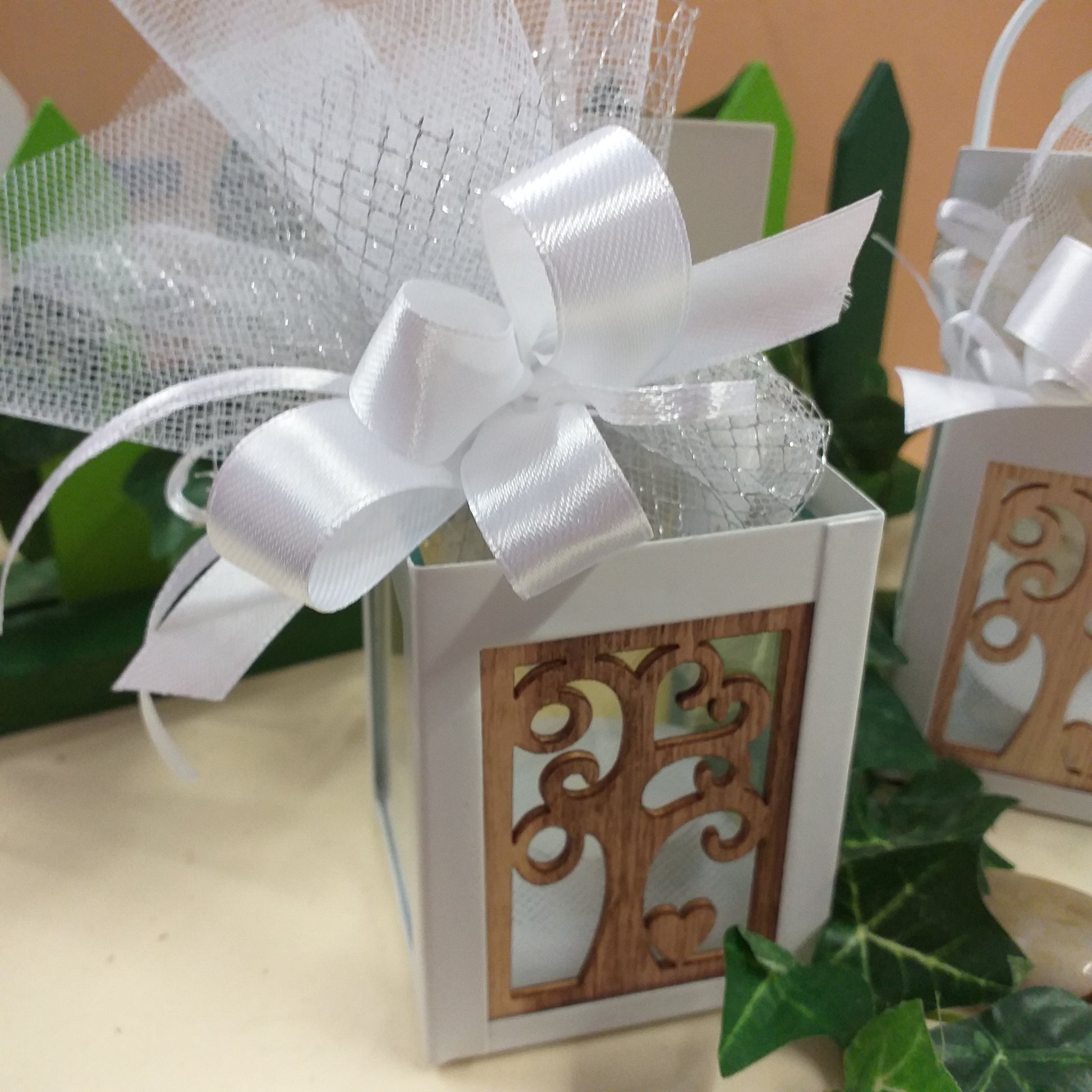 lanterna bomboniera metallo bianco beige albero della vita legno confezionata confetti anniversario di matrimonio venticinquesimo cinquantesimo ricordino nozze argento