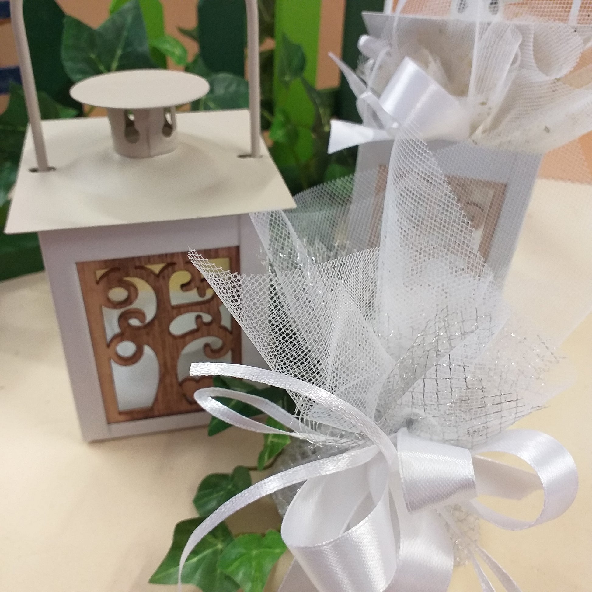 50° o 25° lanterna bomboniera metallo bianco beige albero della vita legno confezionata confetti anniversario di matrimonio venticinquesimo cinquantesimo ricordino nozze