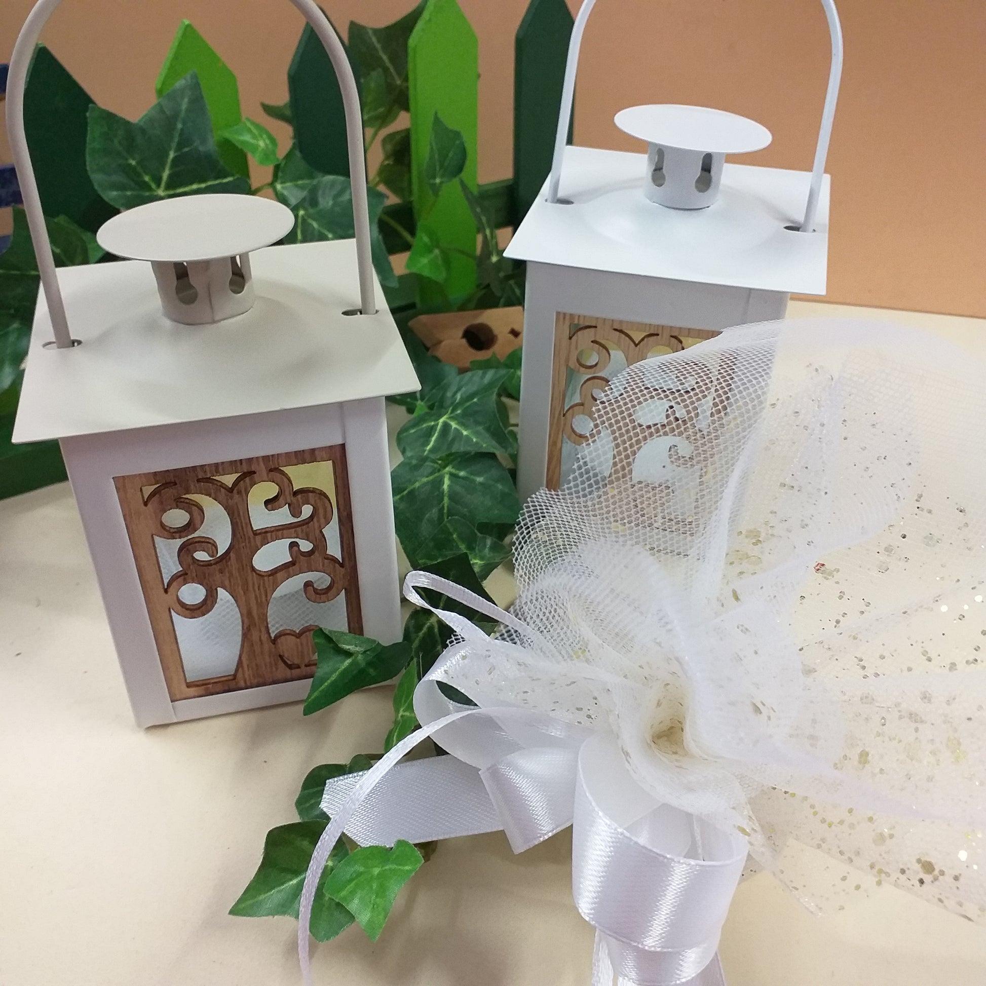 oggettistica regalo lanterna bomboniera metallo bianco beige albero della vita legno confezionata confetti anniversario di matrimonio venticinquesimo cinquantesimo ricordino nozze 25° e 50°