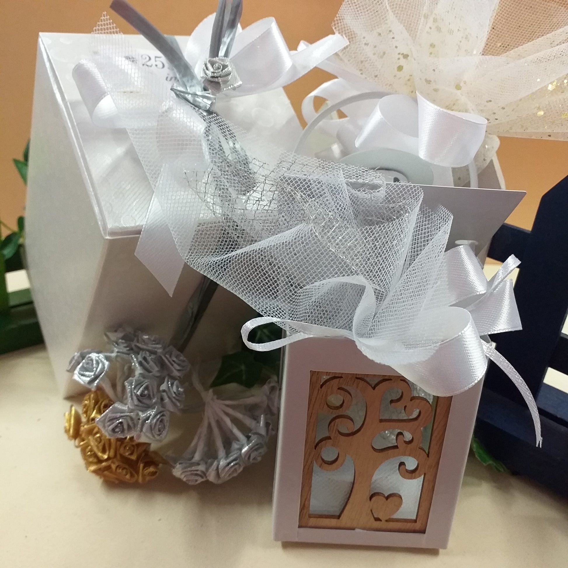 negozio composizione o kit fai da te scatola bigliettino simboli lanterna bomboniera metallo bianco beige albero della vita legno confezionata confetti anniversario di matrimonio venticinquesimo cinquantesimo ricordino nozze argento