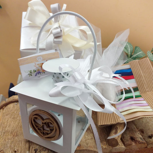 scelta colori lanterna bomboniera metallo legno cuori e cuoricini confezionamento oggetti Comunione Cresima Battesimo matrimonio confetti e scatola bianca nastro bianco panna grigio-perla