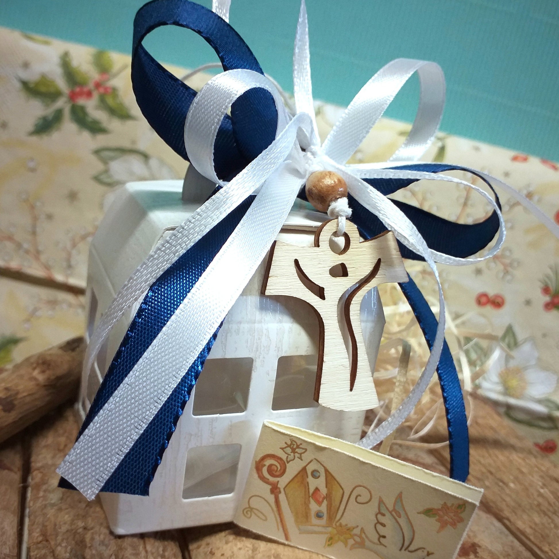 bianco e blu bomboniera sacra religiosa artigianale Comunione Cresima portachiavi Croce legno Tau francescana cordino perline confezionata confetti lanterna cartoncino scatolina bigliettino personalizzato Santo Giorno con simboli