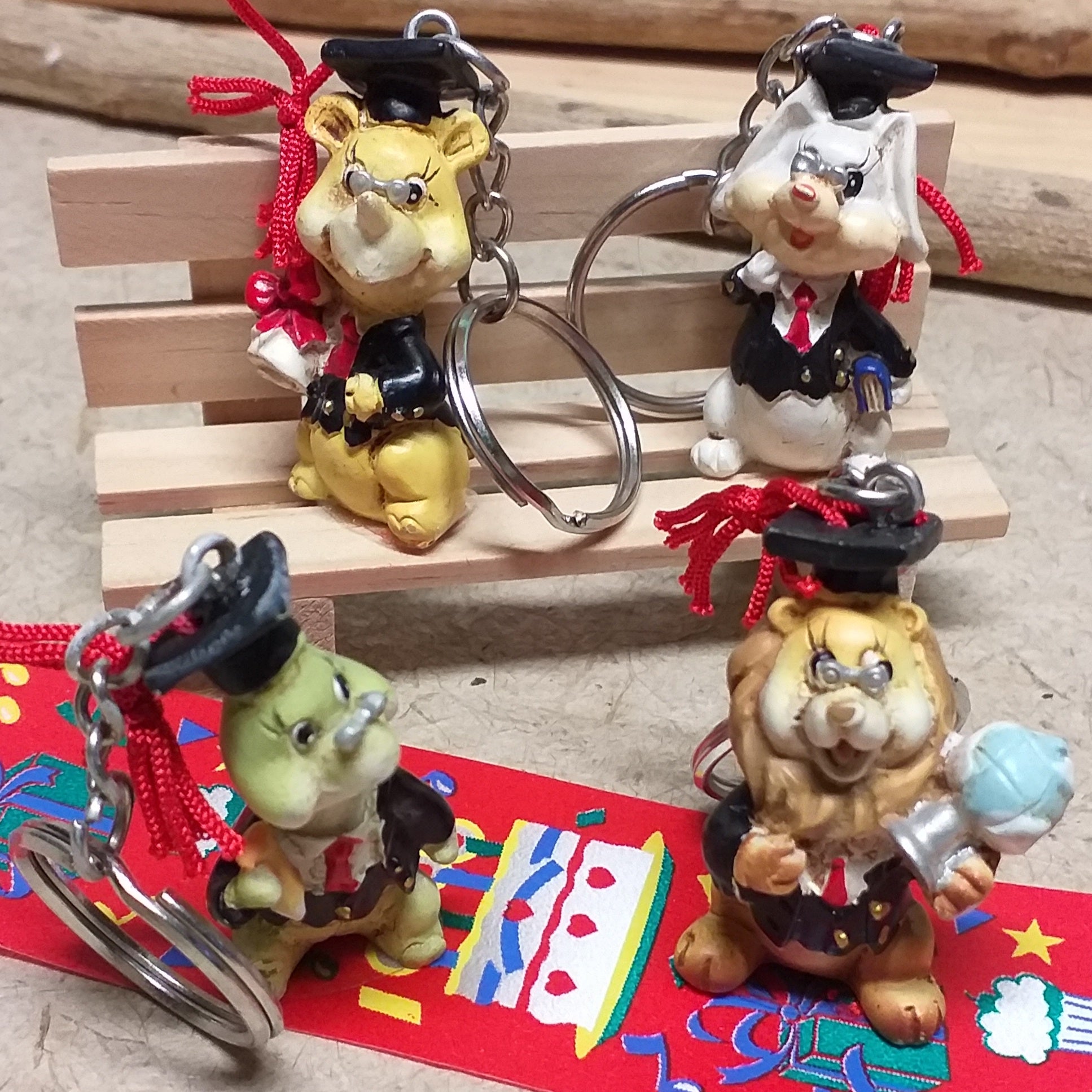 ricordini portachiavi laurea bomboniere fai da te oggetti spiritosi portafortuna animaletti leoncino tartaruga gatto con tocco cappello mappamondo pergamena libri nappina rossa
