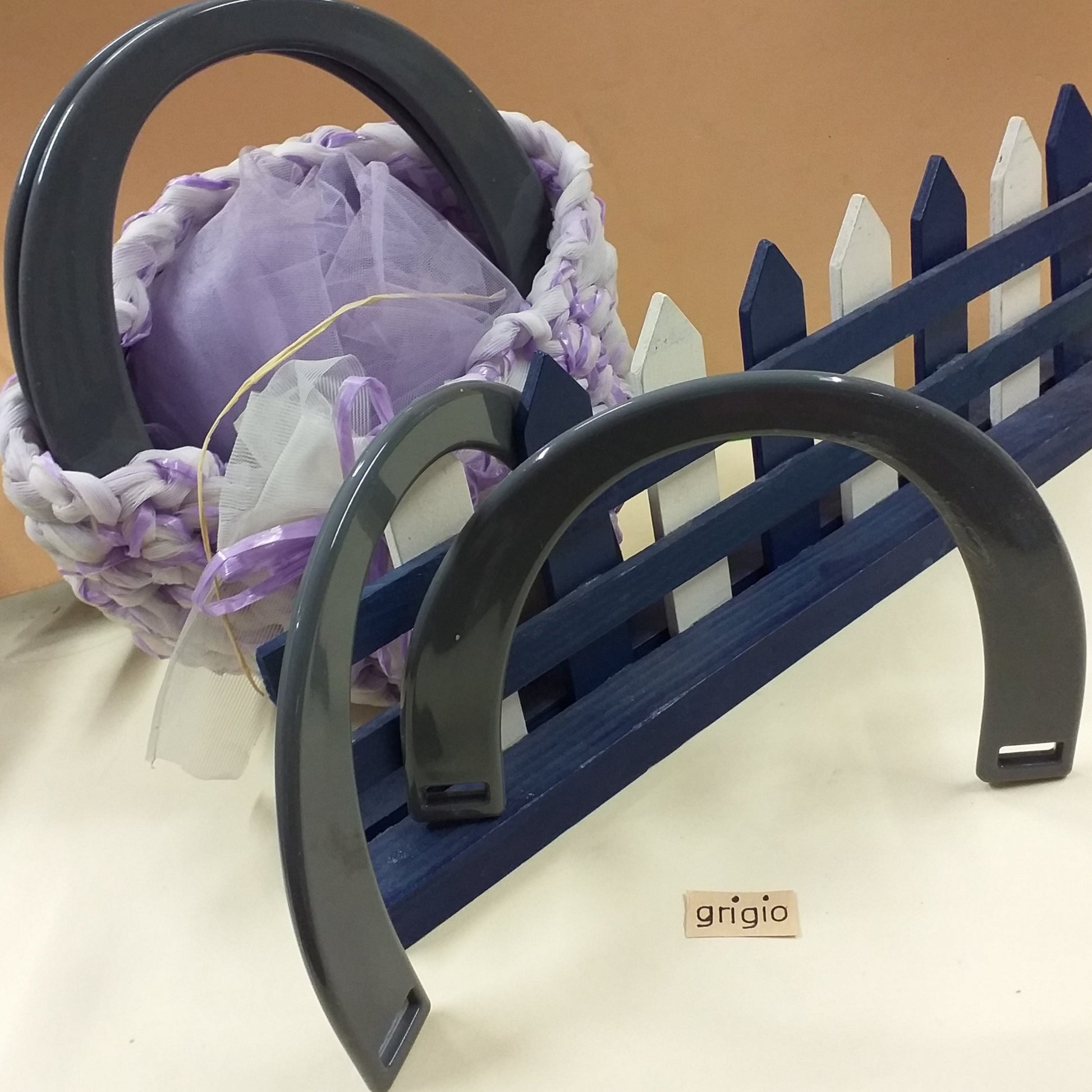 colore grigio manici plastica economici forma mezzaluna ad arco uso accessori fai da te creazioni  lavorazioni fatte a mano borsette uncinetto lavori a maglia hobbistica creativa