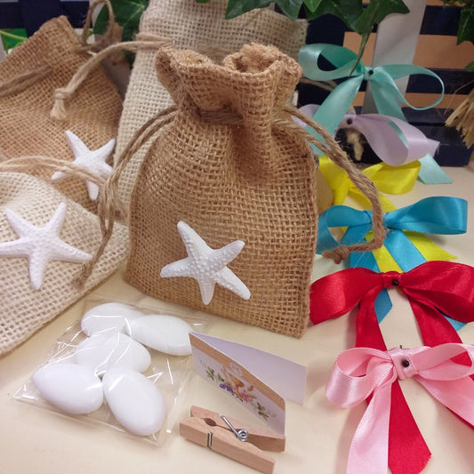 sacchetti beige bianchi bomboniere portaconfetti tela juta gessetti stella di mare corda rustica azzurro blu colorati confetti incartati  cioccolato mandorla per Comunione Cresima Battesimo compleanno