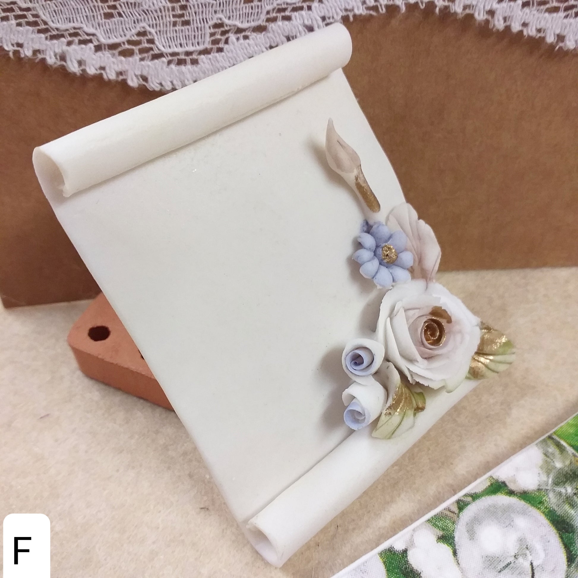 fiori rametto applicazione pergamena lotto offerta F oggetti ceramica oggettini miniature casa bambole oggettistica collezione e bomboniere idee regalo shop negozio vetrina