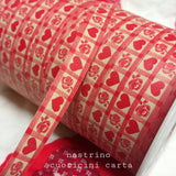 cuoricini rossi rose fondo beige nastrino di carta per confezione regalo festa della mamma san valentino