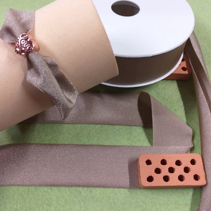 beige toffee caramello fettuccia nastro elastico lycra tiramolla uso creare bigiotteria bracciali collane lavorazione perline charms gioielli perle ciondoli tipo-pandora