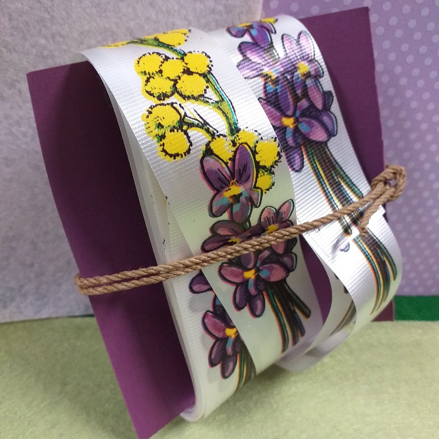 nastro per 8 marzo auguri con mimosa artificiale stampa violette e fai da te festa della donna decorazioni casa vetrina negozio idee regalo confezionamento packaging