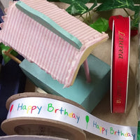 vetrina nastro raso con scritta happy birthday buon compleanno stampato coccinelle, tessuto colore rosso o nero laurea dorata, uso fai da te bomboniere decorazioni packaging confezioni regalo