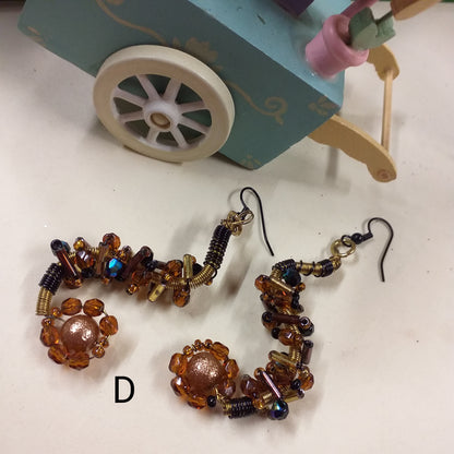 intreccio shop online retrò orecchini particolari artigianali bigiotteria etnica perline colorate nere giallo marrone perle cerate pietre vetro, metallo wire