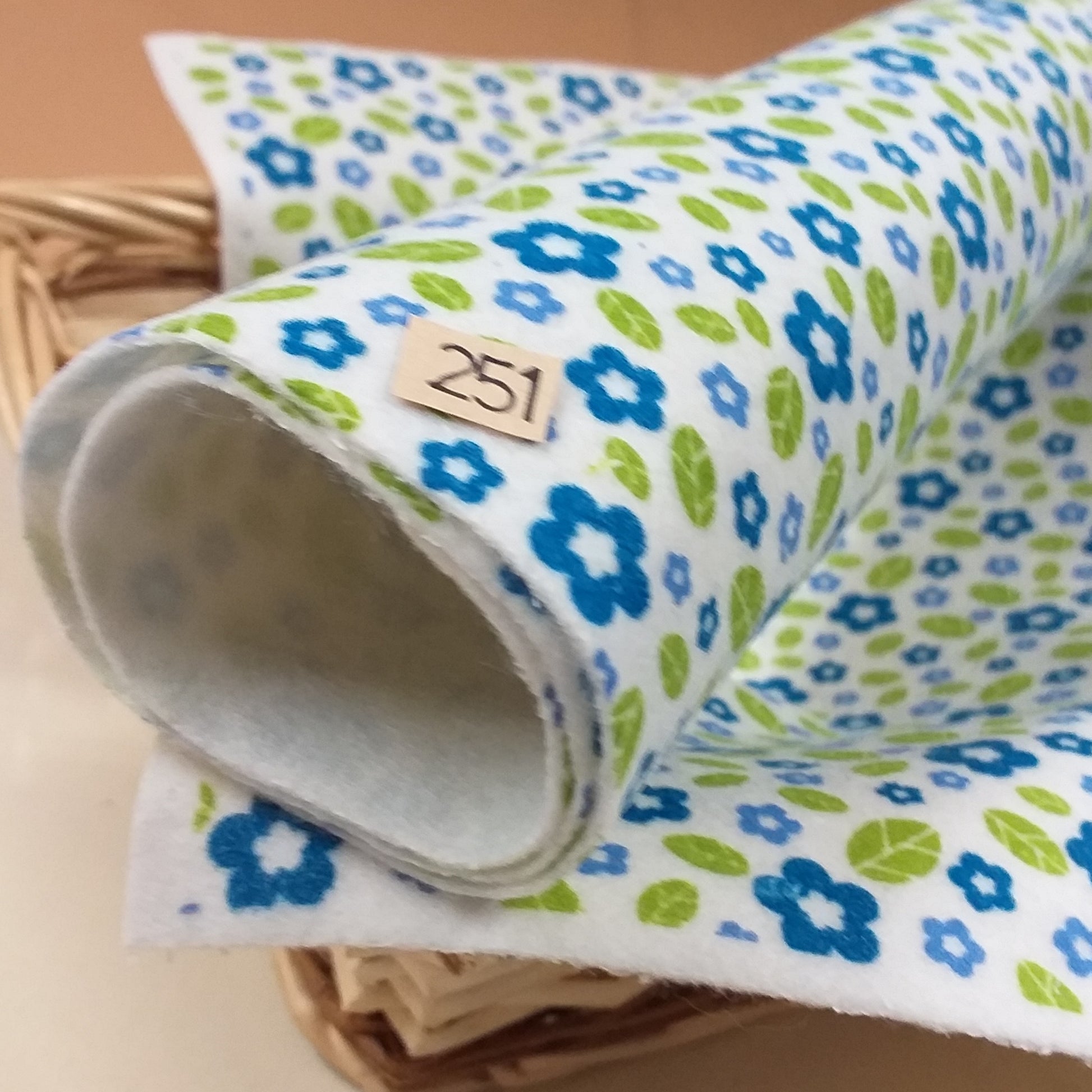 blu verde tessuto cucito creativo feltro pannolenci stampato fantasia disegnato fiorellini primavera fondo panna pastello uso lavoretti creativi bambini pasquali ghirlande fuoriporta centrotavola fiori composizioni casetta uccellini cuore