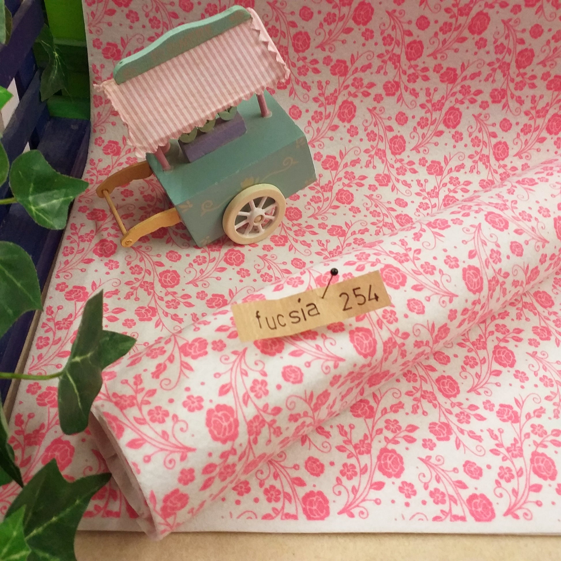 fucsia 254 tessuto cucito creativo feltro pannolenci stampato fantasia disegnato fiorellini primavera fondo panna rosa pastello uso lavoretti creativi bambini pasquali ghirlande fuoriporta centrotavola fiori composizioni casetta uccellini cuore