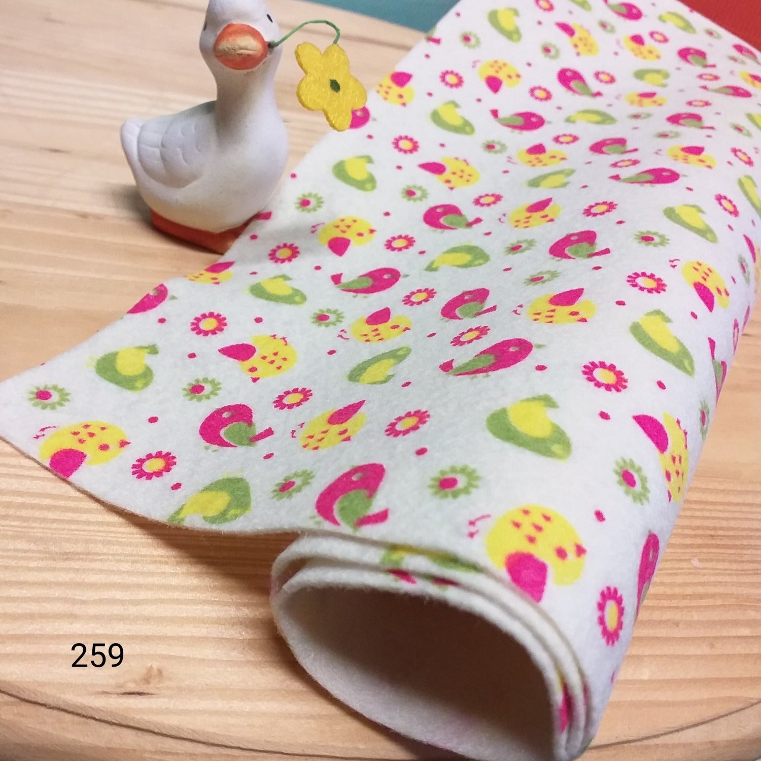 tessuto cucito creativo feltro pannolenci stampato fantasia disegnato uccellini multicolore uso lavoretti creativi bambini pasquali ghirlande fuoriporta centrotavola decorazioni fiori fiocchi nascita