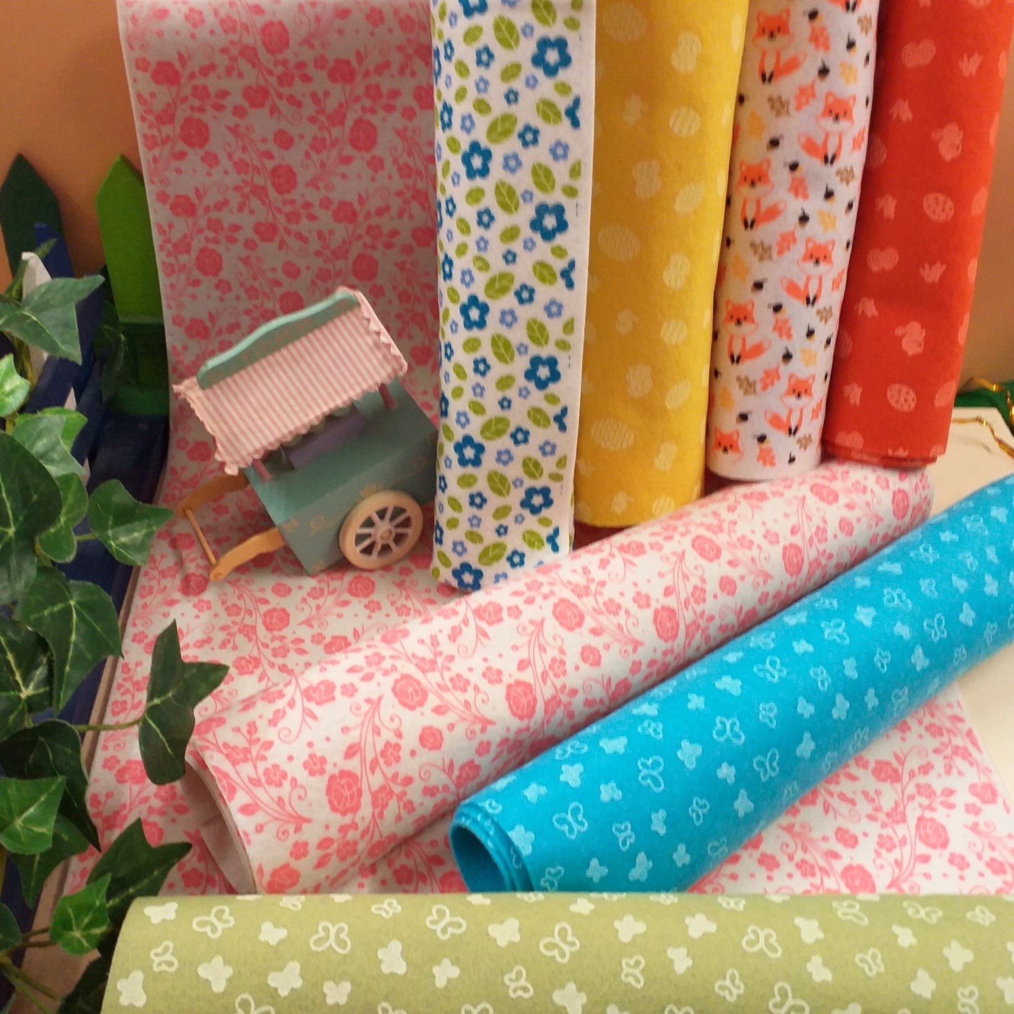 negozio shop vendita online feltro Pannolenci morbido colorato stampato fantasia Pasquale uova coniglietti disegnato farfalle volpi fiori e fiorellini uso decorazioni sottopiatto lavoretti creativi bambini cucito fiocco nascita
