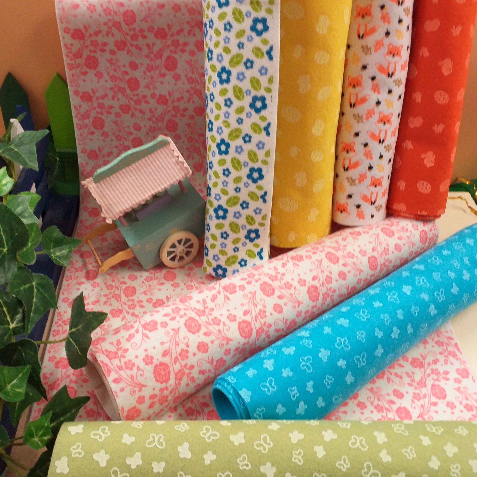negozio shop vendita online feltro Pannolenci morbido colorato stampato fantasia Pasquale uova coniglietti disegnato farfalle volpi fiori e fiorellini uso decorazioni sottopiatto lavoretti creativi bambini cucito fiocco nascita