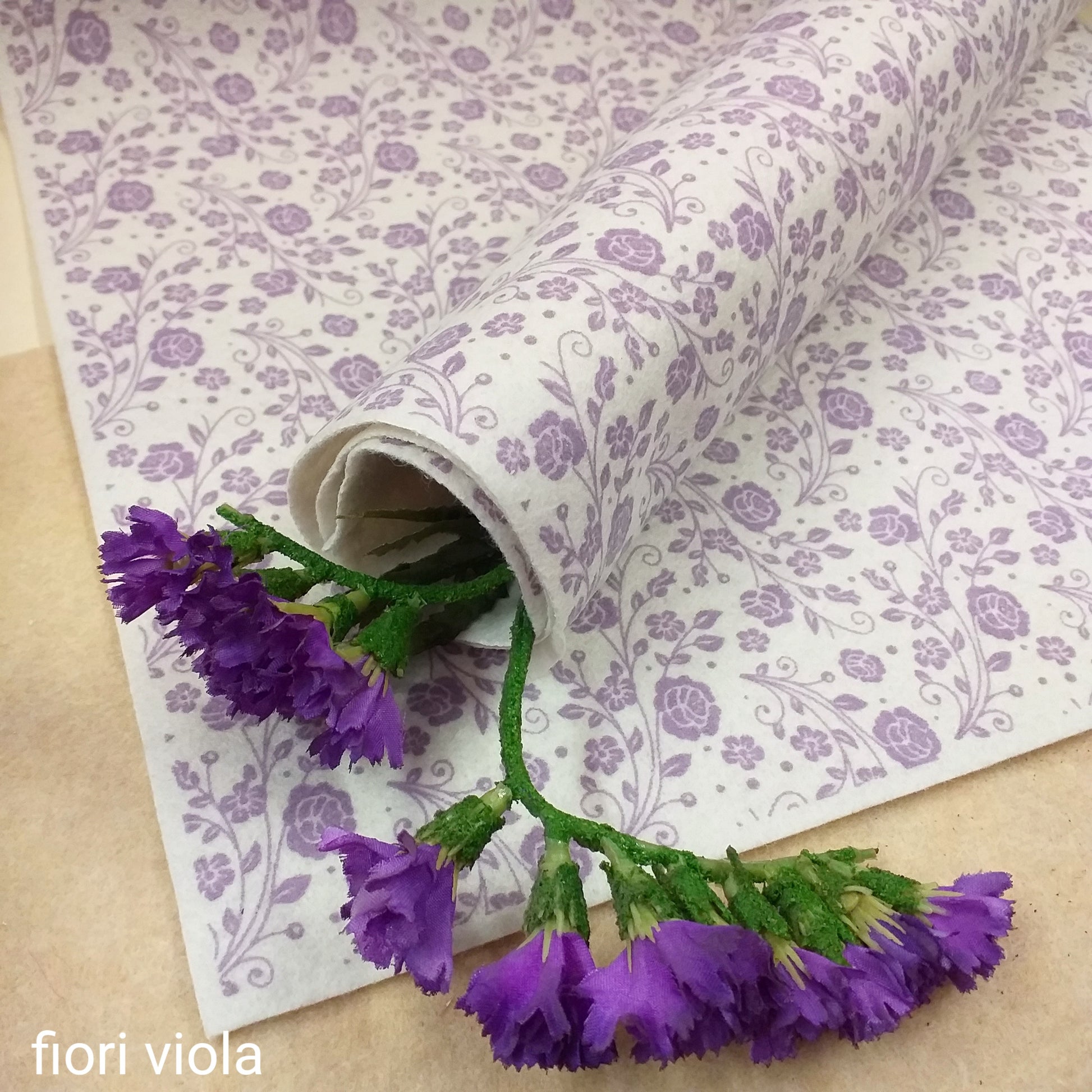 lilla viola tessuto cucito creativo feltro pannolenci stampato fantasia disegnato fiorellini primavera fondo panna rosa pastello uso lavoretti creativi bambini pasquali ghirlande fuoriporta centrotavola fiori composizioni casetta uccellini cuore