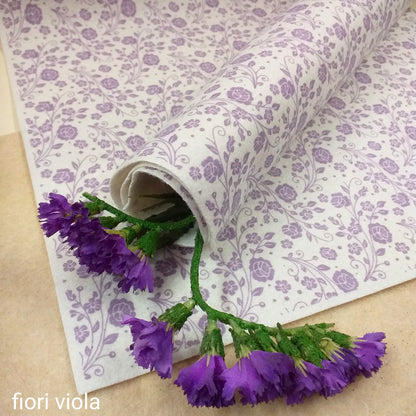 lilla viola tessuto cucito creativo feltro pannolenci stampato fantasia disegnato fiorellini primavera fondo panna rosa pastello uso lavoretti creativi bambini pasquali ghirlande fuoriporta centrotavola fiori composizioni casetta uccellini cuore