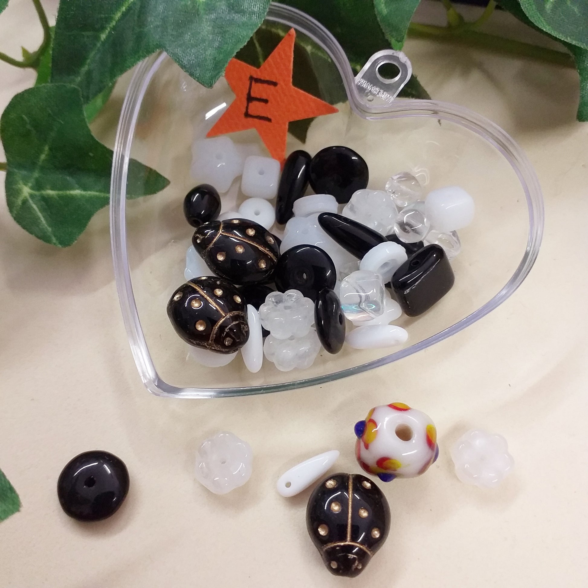 E lotto misto palline sferette coccinelle dado fiorellini perle scatola cuore 25 grammi perline di vetro nero trasparente colore cristallo sfuse stile murano veneziane uso fai da te bigiotteria gioielli bijoux collane orecchini