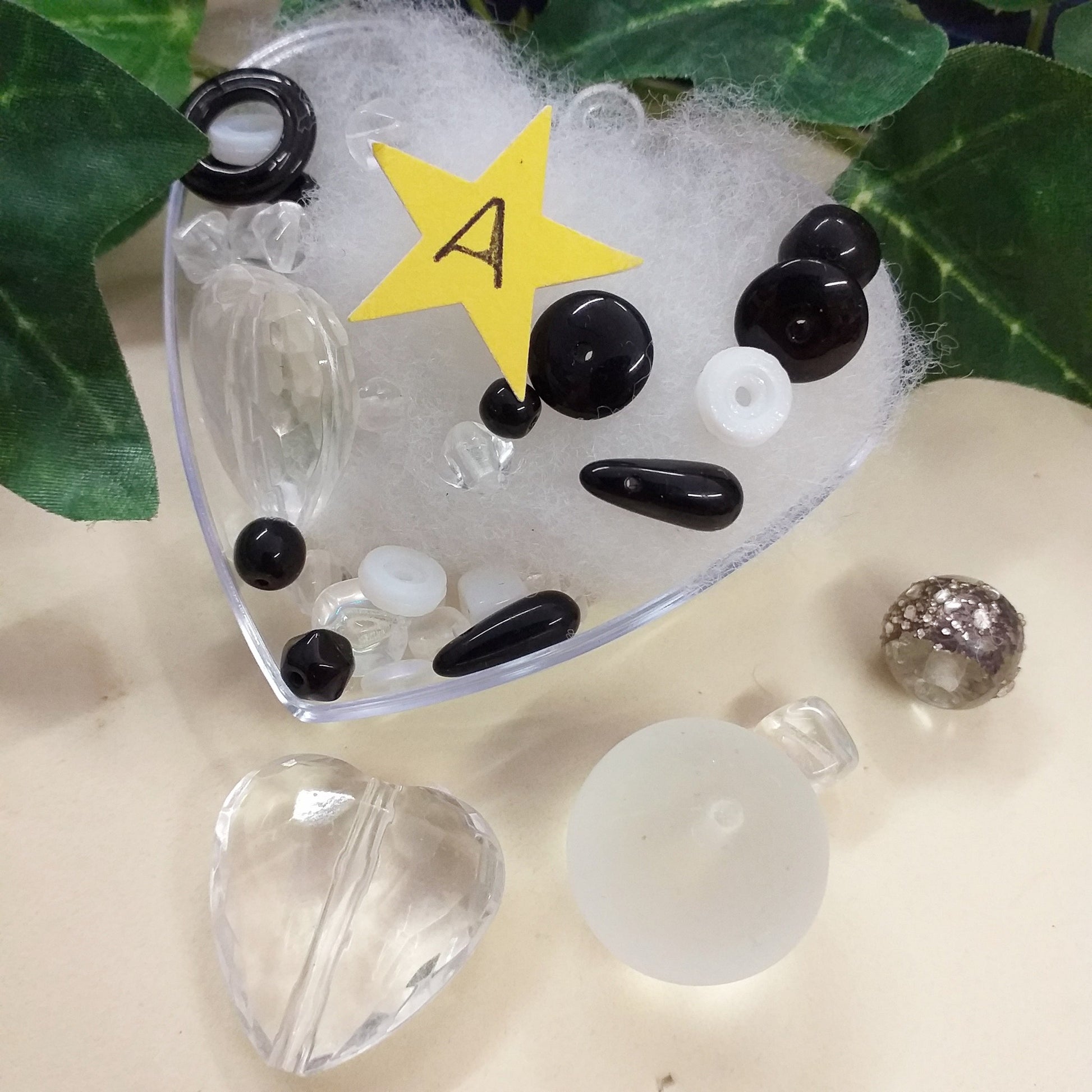 A lotto misto palline cuoricini rondelle perle scatola cuore 25 grammi perline di vetro nero trasparente colore cristallo sfuse stile murano veneziane uso fai da te bigiotteria gioielli bijoux collane orecchini
