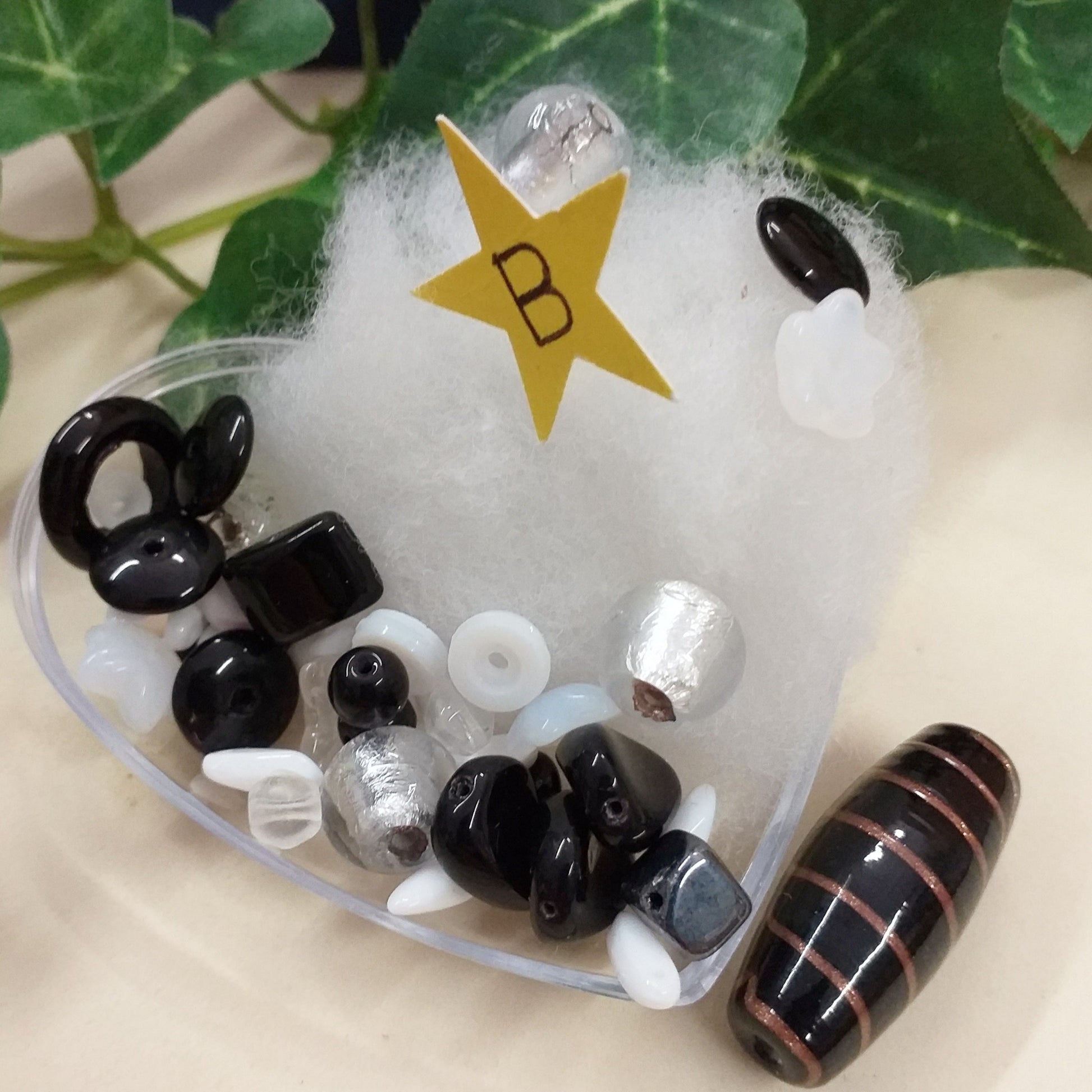 B lotto misto palline sferette gocce fiorellini perle scatola cuore 25 grammi perline di vetro nero trasparente colore cristallo sfuse stile murano veneziane uso fai da te bigiotteria gioielli bijoux collane orecchini