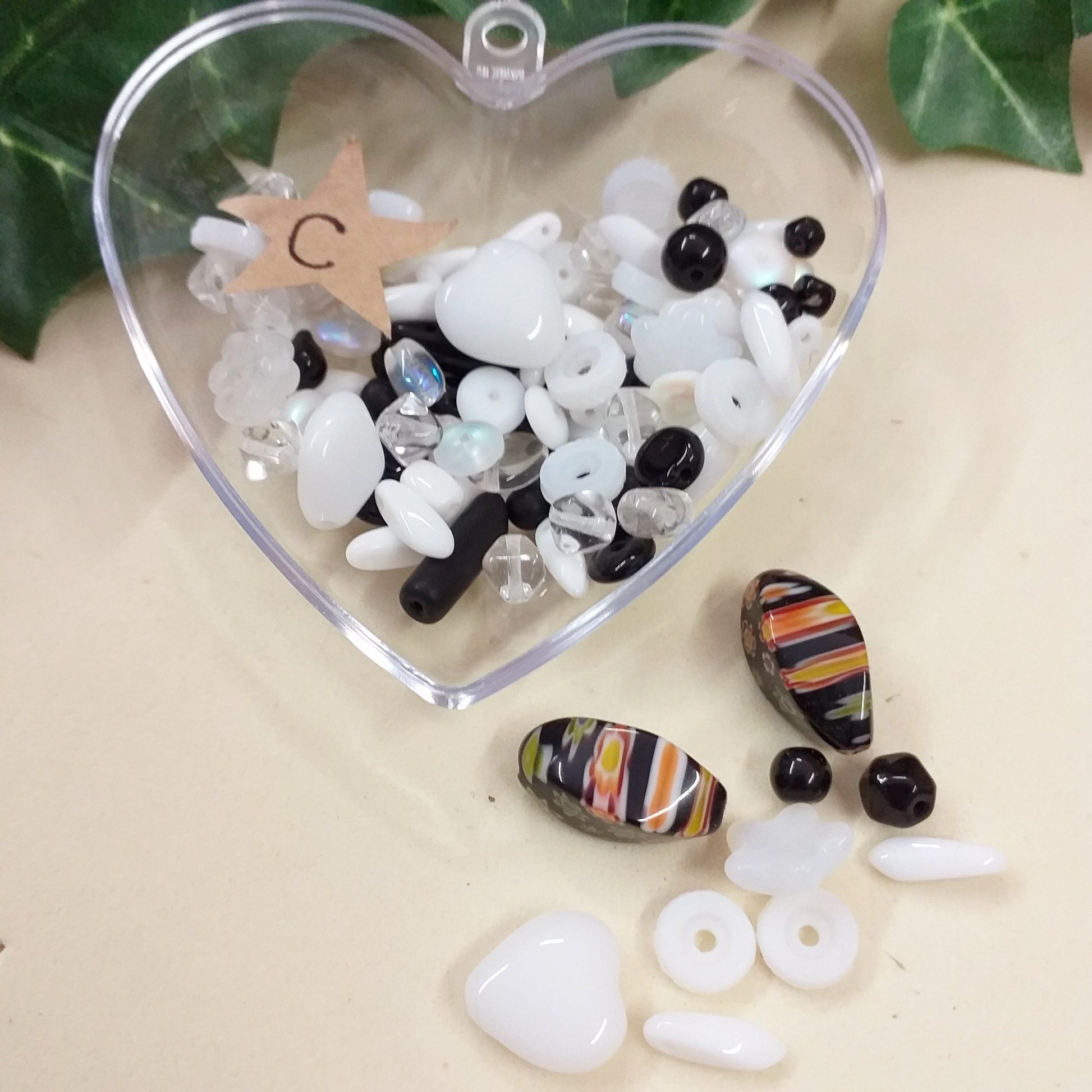 C lotto misto palline sferette gocce fiorellini olive perle scatola cuore 25 grammi perline di vetro nero trasparente colore cristallo sfuse stile murano veneziane uso fai da te bigiotteria gioielli bijoux collane orecchini