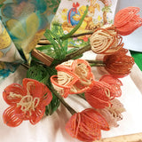mazzo bouquet composizione pasquale perline arancioni pesca salmone rocailles di vetro iridescente conteria creare fiori veneziani tulipani perle cangianti arcobaleno hobby fai da te