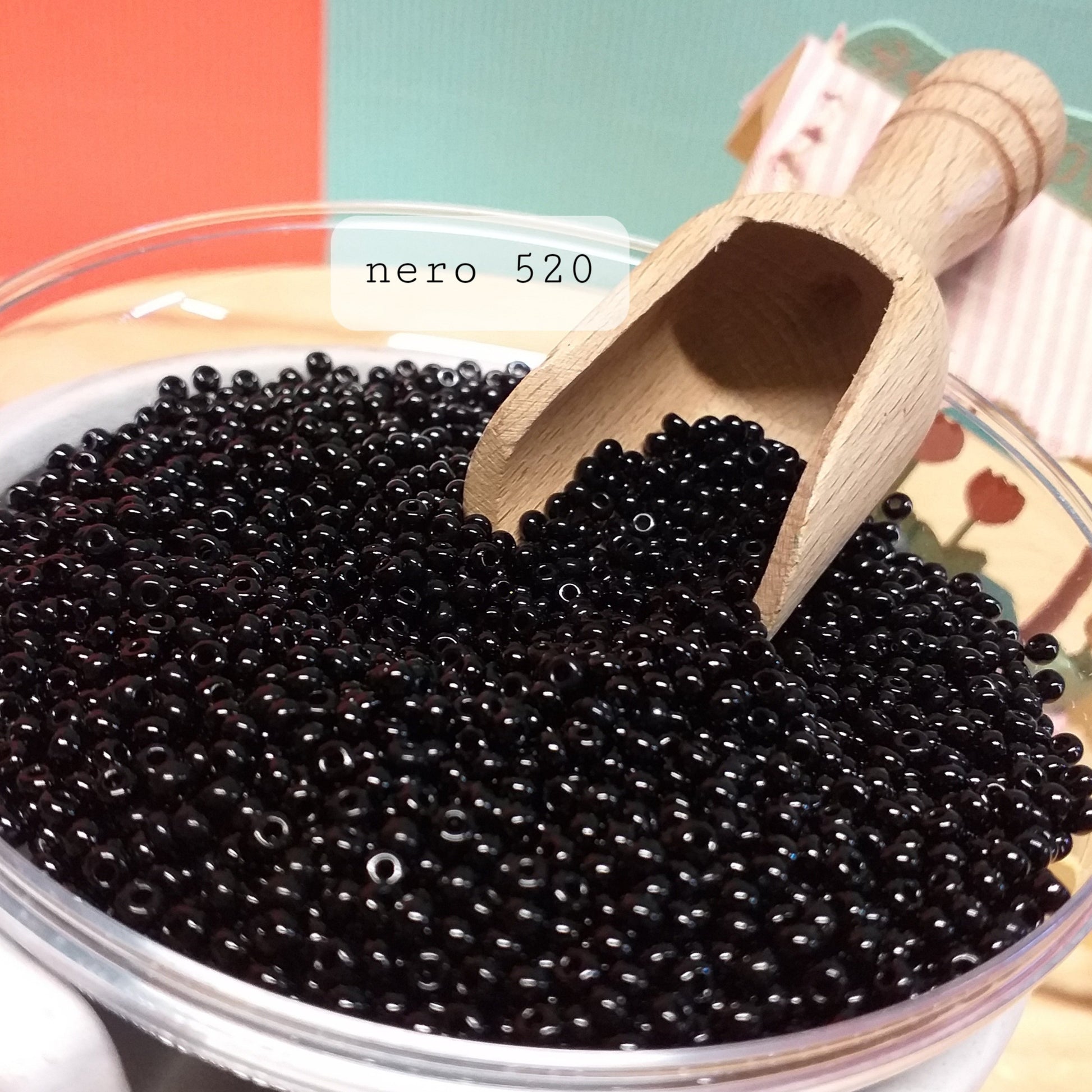 colore nero rocailles perline in vetro lucido conteria ad uso creazioni fiori di Venezia gioielli bijoux hobby alberelli piante bonsai