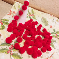 pompon colorati palline rosse per lavoretti natalizi bambini creativi hobby bricolage decorazioni idea rivestire albero Natale polistirolo