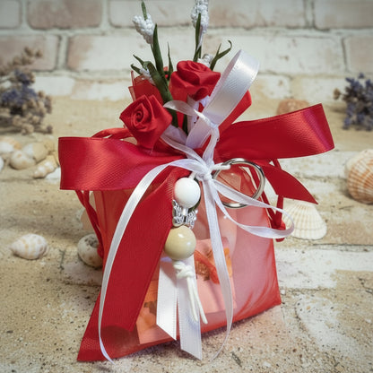 rosso bianco sacchettini bomboniere portachiavi angioletto fatto a mano angelo perle legno per Battesimo bimbo bimba Comunione Cresima confezionato confetti bigliettino fiori roselline nebbiolina nastro