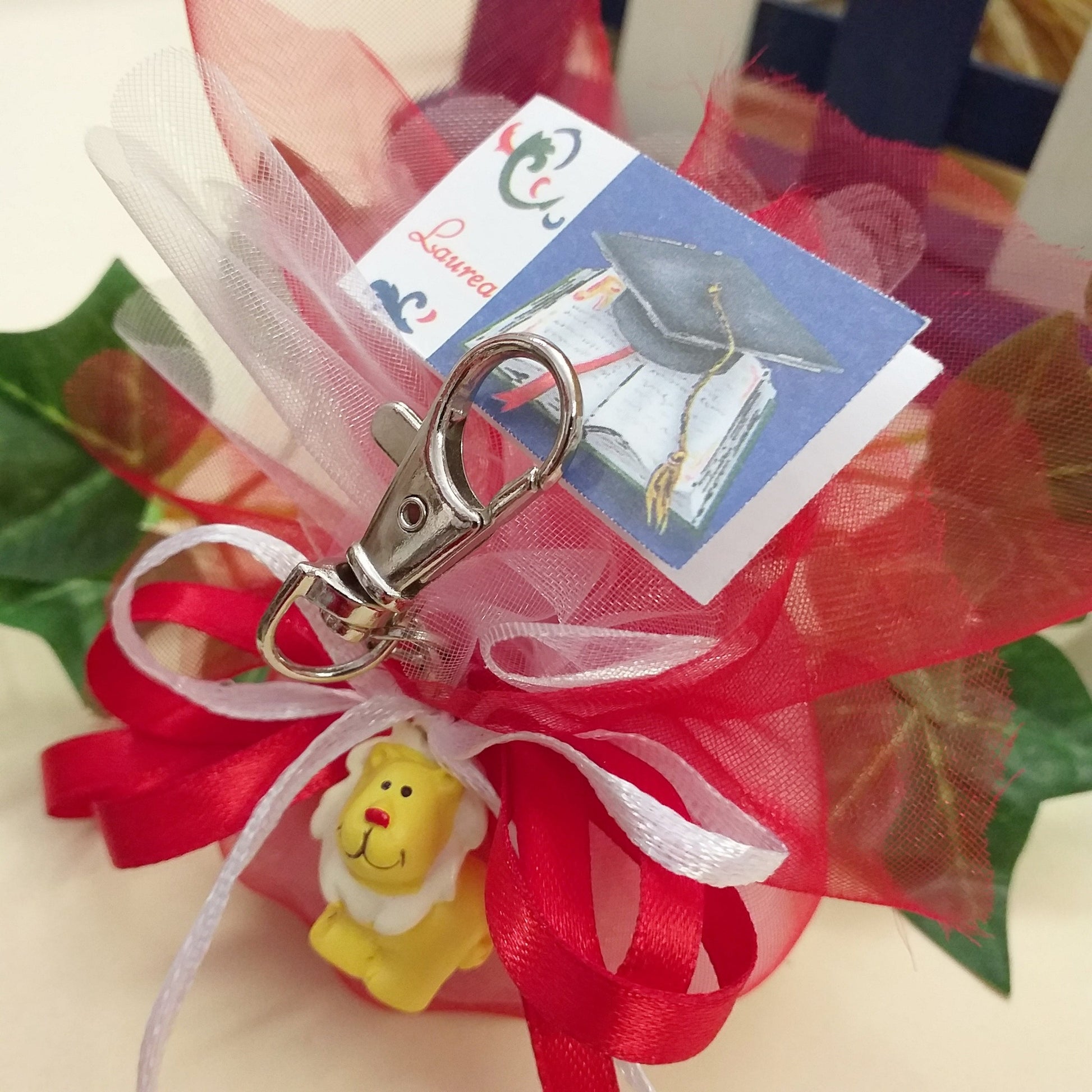 leoncino animaletti portachiavi bomboniere confezionate sacchettino confetti pronto colore rosso bianco con bigliettino stampato laurea