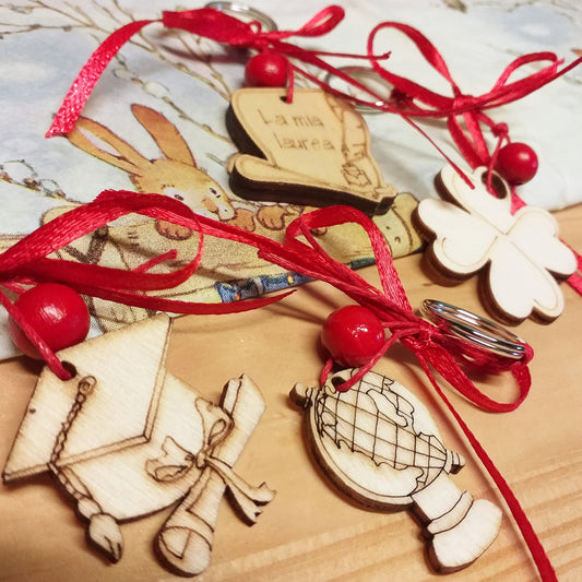 cappello tocco mappamondo quadrifoglio pergamena portachiavi laurea artigianali con ciondolo legno perline corda bomboniere fai da te originali fatte a mano ricordini pensierini per diploma magistrale