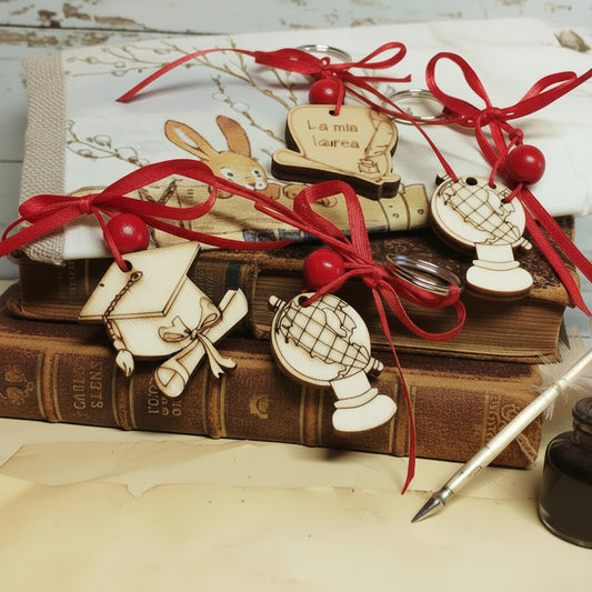 cappello tocco mappamondo quadrifoglio pergamena portachiavi laurea con ciondolo legno perline corda bomboniere fai da te originali fatte a mano ricordini pensierini per diploma magistrale