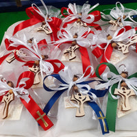 sacchettini bianchi artigianali confezionati confetti bigliettino personalizzati bomboniere comunione cresima bambini ragazzi con portachiavi tau croce legno francescana nastro bianco rosso verde blu