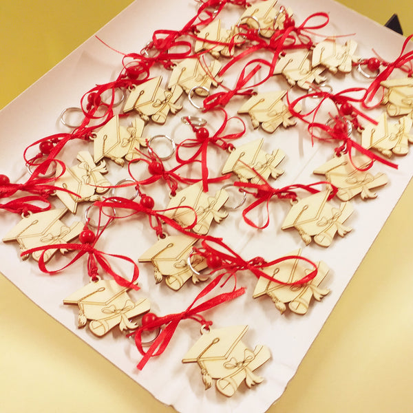 Decorazione Bomboniera Quadrifoglio In Gesso Bianco Con Cappello Tocco Legno Laurea Rosso 4 Cm Confezione 12 Pz Art 08a074 Decorazione Bomboniera Quadrifoglio In Gesso Bianco Con Cappello Tocco Legno Laurea Rosso 4 Cm Confezione 12 Pz Art 08a074