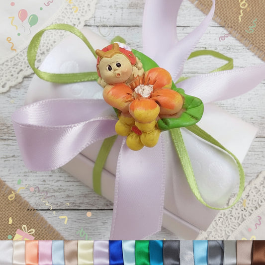 coccinella portafortuna oggettino su fiore effetto-ceramica bomboniere fai da te e confezionate confetti Battesimo matrimonio laurea comunione con scatoline scrigno cofanetto bianco nastrini colorati lilla verde