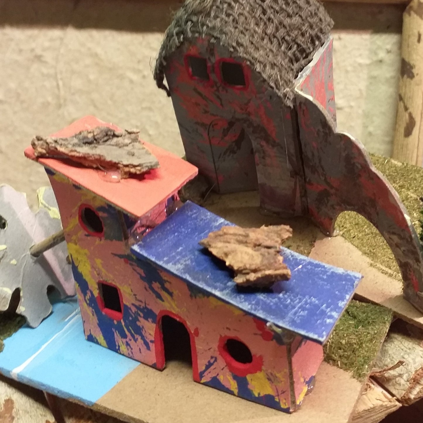 case colorate casolare mulino fiume presepe fai da te stile napoletano ambienti per scenari base legno cartone tetto juta sughero finestrelle porte per lucine
